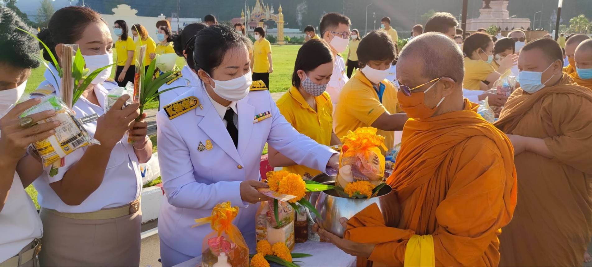 ﻿สำนักงานบังคับคดีกลุ่มที่ 8 (Sandbox) ร่วมกิจกรรมทำบุญตักบาตร เนื่องในโอกาสวันเฉลิมพระชนมพรรษา พระบาทสมเด็จพระเจ้าอยู่หัว 28 กรกฎาคม  2563